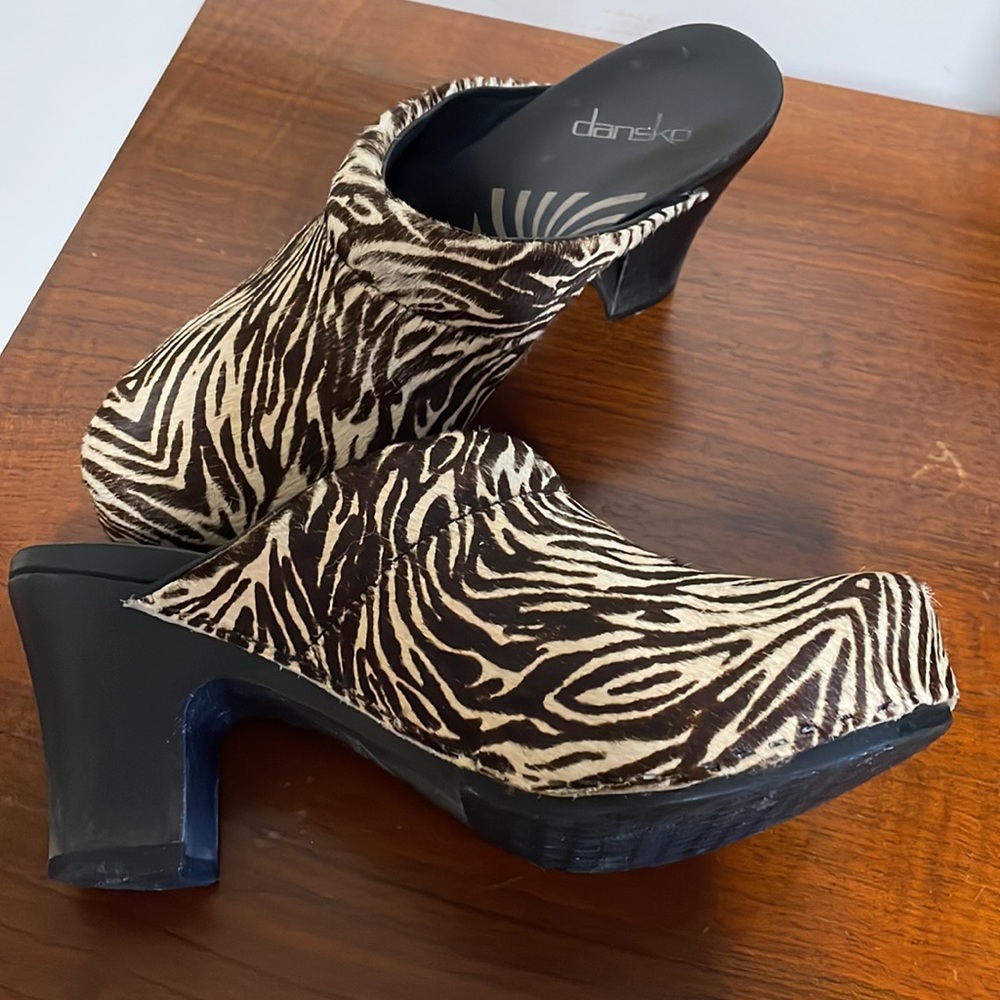 Dansko Platform Zebra Mule Clogs Size 38 -7 1/2 - image 5
